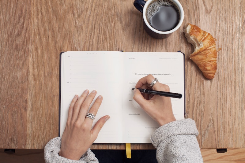 Materiais de escritório — papel, canetas e suprimentos