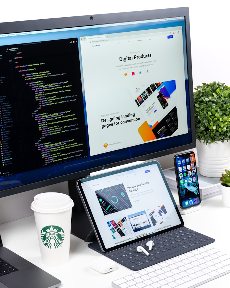 Monitor e teclado de computador — informática e tecnologia
